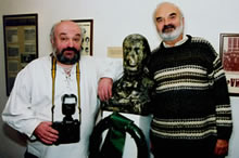 Jozef Uhliarik a Zdenk Sverk s bustou Jry Cimrmana so \